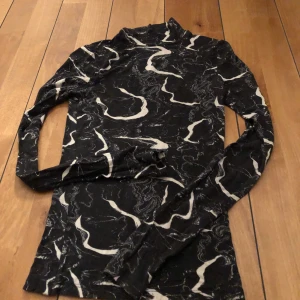 Tröja - Tröja från gina tricot, använd några gånger! Frakt tillkommer på 20kr.