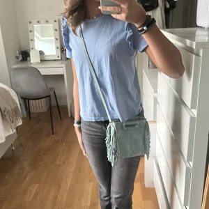 Maje väska  - säljer nu min lilla maje väska då jag är intresserad av en annan💗 knappt använd, säljer vid bra pris eller byter💗 väskan äringen sliten alls (köpt ny)💗 kontakta vid intressen eller fler frågor💗man får såklart alla ektighets bevis💗 (alla band ingår)