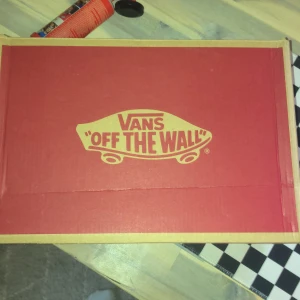 Vans skor  - Höga vans skor helt oanvända men ett tiger färgat tyg funkar till alla OBS det är storlek 39