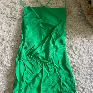 klänning - så söt grön klänning i satin från zara, endast använd 1 gång 💚