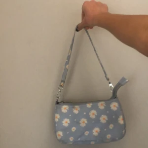 Blåblommig axelväska - Säljer min ursööööta blommiga väska! Den kommer tyvärr inte till användning längre så de är därför jag säljer den🫶🏻🥰 VIKTIGT: frakten kanske inte stämmer s skriv om ni vill veta exakta frakten❤️