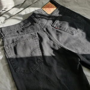 Levis jeans - Hej! Säljer dessa nya levis jeansen då de är för stora på mig. Storlek W 34 L 32. Hör av dig vid fler bilder. Köparen står för frakten 💕