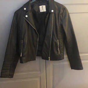 H&M skinnjacka - Hejj, säljer denna skinnjacka som aldrig kommer till användning. Den är i jätte bra skick och är nästan aldrig använd. Nypris: 300 ish så säljer för 200. Priset kan sänkas. Tryck inte på ”köp nu” kontakta mig först. Skev för fler bilder eller mer info💓👍🏼😊