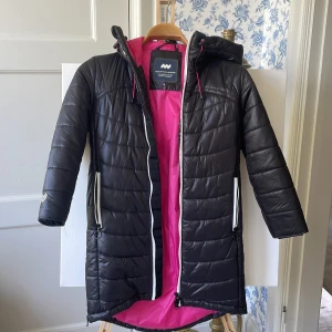 Mountain Works jacka - Fin liten tunn din rock. 6 år men passar upp till 10 år…