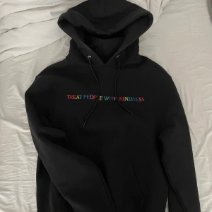 harry styles hoodie - säljer min harry hoodie då jag tyvärr aldrig får användning av den och behöver pengar. den är äkta från harrys egna hemsida och köpt för ca 900kr. använd max 5 gånger. pris går att diskutera, hör av dig om du har nån fråga. köparen står för frakten💕
