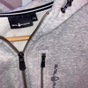 Sail racing kofta - Säljer min sail racing kofta köpt på kids brandstore för 999kr. 