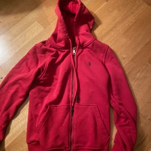 Ralph lauren zip hoodie  - Säljer min ralph lauren då den är för liten, köpte den i somras och använt den ett fåtal gånger. 