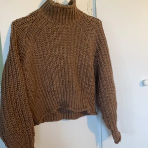Höst tröja h&m - Super mysig stickad tröja med en kall ton i den bruna färgen, croppad och sitter lite större i passformen. Kliar ej och knappt använd. 