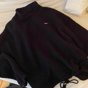 Nike hoodie  - Nike hoodie, säljer då jag inte gillar passformen, men annars superfin! 
