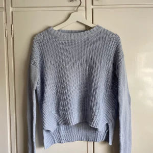 Stickad tröja - En ljusblå skön långärmad tröja som är i otroligt bra skick!  ⚠️Frakten ingår inte i priset (+45kr)⚠️