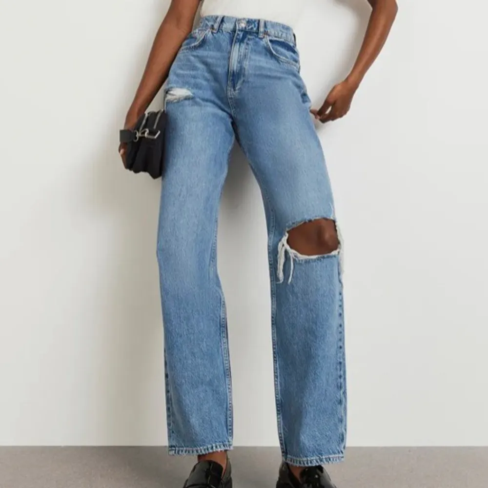 Jeans från Ginatricot i storlek 34. Modellen heter 90s high waist jeans. Använda en gång, så mycket bra skick! Nypris var 499kr 💙 Frakt tillkommer på 49kr. Jeans & Byxor.