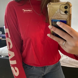 LEVIS långärmad - En snygg skön långärmad tröja från LEVIS store i Örebro. Som ny då den endast är använd vid ca 3 tillfällen✨