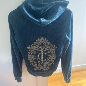 Juicy couture tröja - Super fin blå juicy tröja med tryck bak! Köpt i usa, strl S