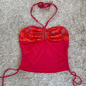 Söt topp  - Söt topp! Halterneck men går att ändra banden (andra bilden ser man 2 krokar på baksidan) storlek L och Förstor för mig med xs, tanken var att sy in men inte haft tiden.❤️ 100 + frakt eller bud 