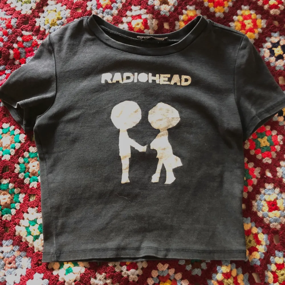 Radiohead T-shirt i bra skick går att tvätta utan att något händer med trycket. Stretchigt material. Toppar.