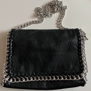 Tiamo väska  - Tiamo väska med kedja🥰 Jättefin och passar till det mesta 😇  Kan tänka mig att gå ner i pris på det mesta jag säljer så kolla gärna in mina andra annonser 🫶  