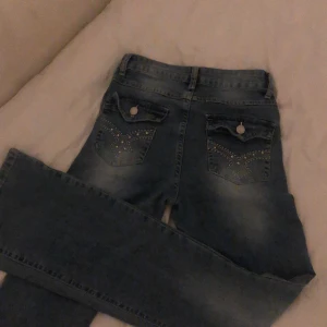 Bootcut Jeans med mönster St S - Byxorna är inte använda. Dem har mönster på fickorna och är långa. Storlek S men passar även XS. 