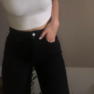 Jeans - Säljer dessa superfina svarta jeans. Jeansen är i superbra skick och om ni undrar något är det bara att höra av sig! 💗