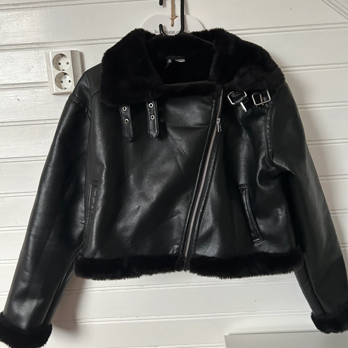 Skinnjacka med fisk päls.  - 90