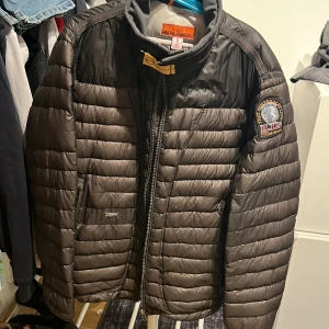 Parajumper jacka  - Säljes Parajumper jacka storlek s finns ett litet hål på framsidan därav priset 