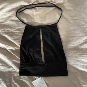 Even & odd festtopp - Säljer en festtopp från Even & Odd. Supersnygg som har en öppning mellan brösten. Jag säljer den pga den är för stor. Storlek S men passar någon med större byst. Köptes för 149kr men jag säger den för 99kr. Helt oanvänd. Frakt tillkommer. 