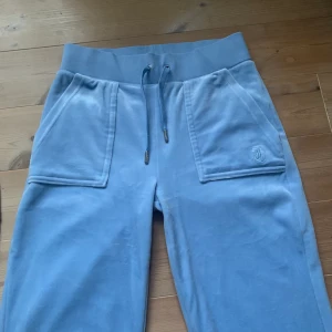 Juicy couture - Juicy couture byxor i färgen Powder blue, Strl XS. Knappt använda, jättebra skick. 750kr +frakt!