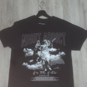 Night Addict t-shirt - Skön tröja från Night Addict med ett snyggt tryck.   Tröjan är i rimligt skick. 