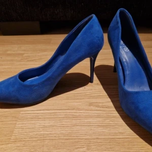 Strl 37 ugi  - Perfect stick  skor behöver rengöras, de låg i en påse med andra skor, så de kan vara smutsiga eller dammiga, mycket bra skick, perfekt skick eller nya skor., storlek 37 eller 37,5 och alla skor passar 24 cm eller 23,5 cm