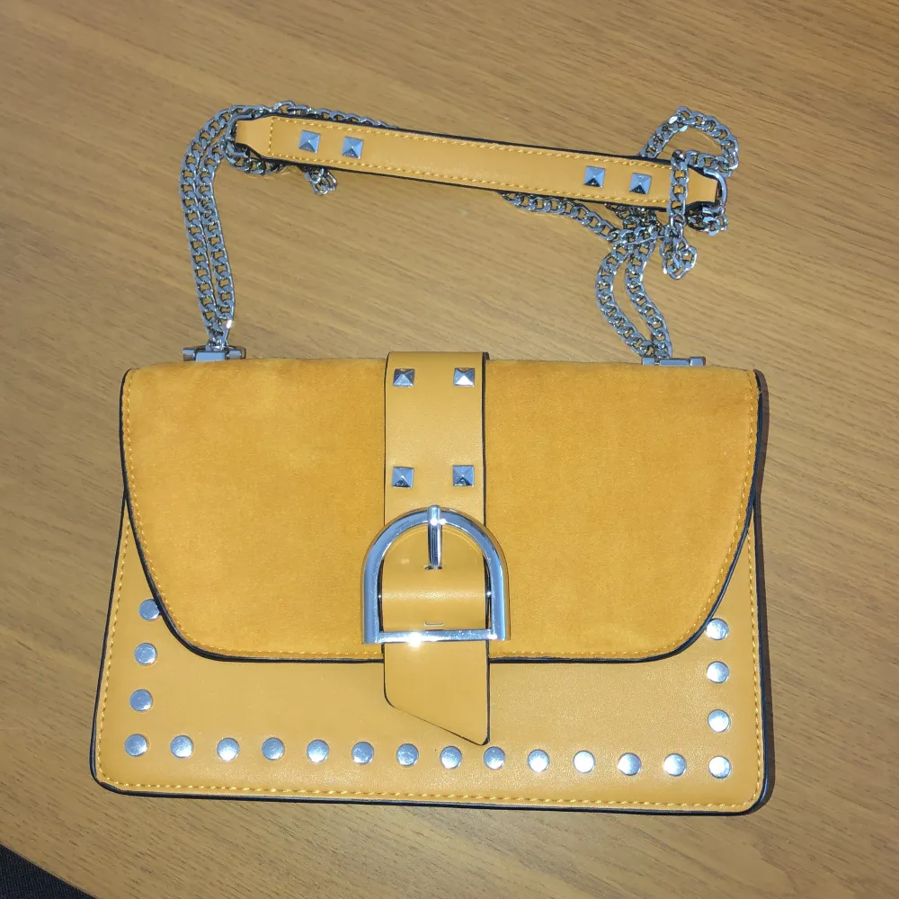 Faux leather and velvet medoum size bag. Can be used as crossbody or shoulder, never used. Bought in London. Väskor.