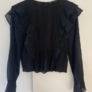 BLUS - Blus från Zara, svart.