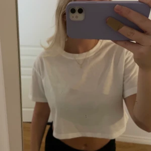 Kroppad tshirt  - Vit kroppad tshirt som är helt oanvänd! Storlek M 