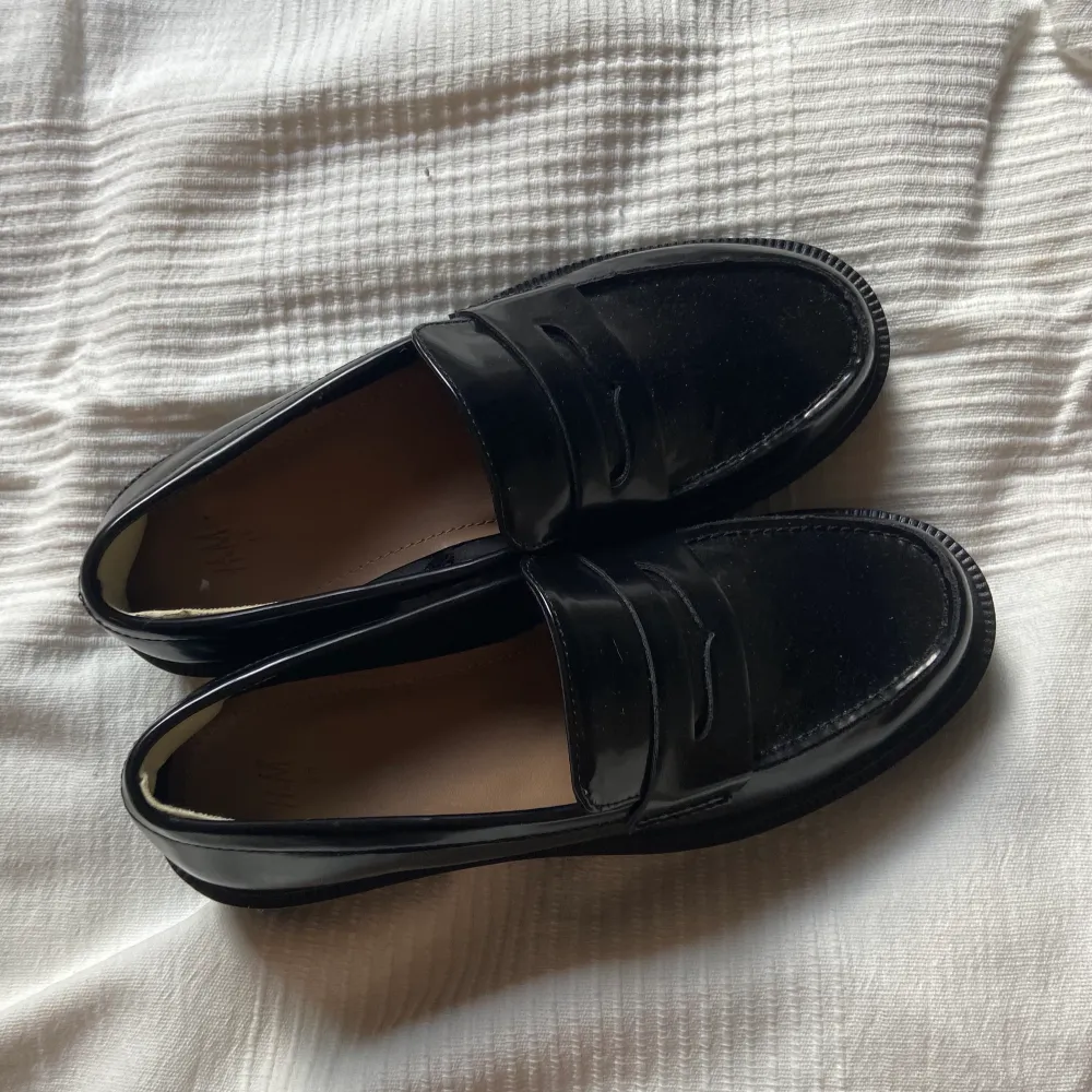 sprillans nya svarta loafers från h&m, endast testade inomhus. nypris 299kr🤎 möts i slussen eller postas, köp nu är på :). Skor.