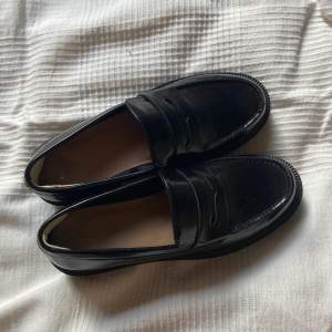 sprillans nya svarta loafers från h&m, endast testade inomhus. nypris 299kr🤎 möts i slussen eller postas, köp nu är på :)