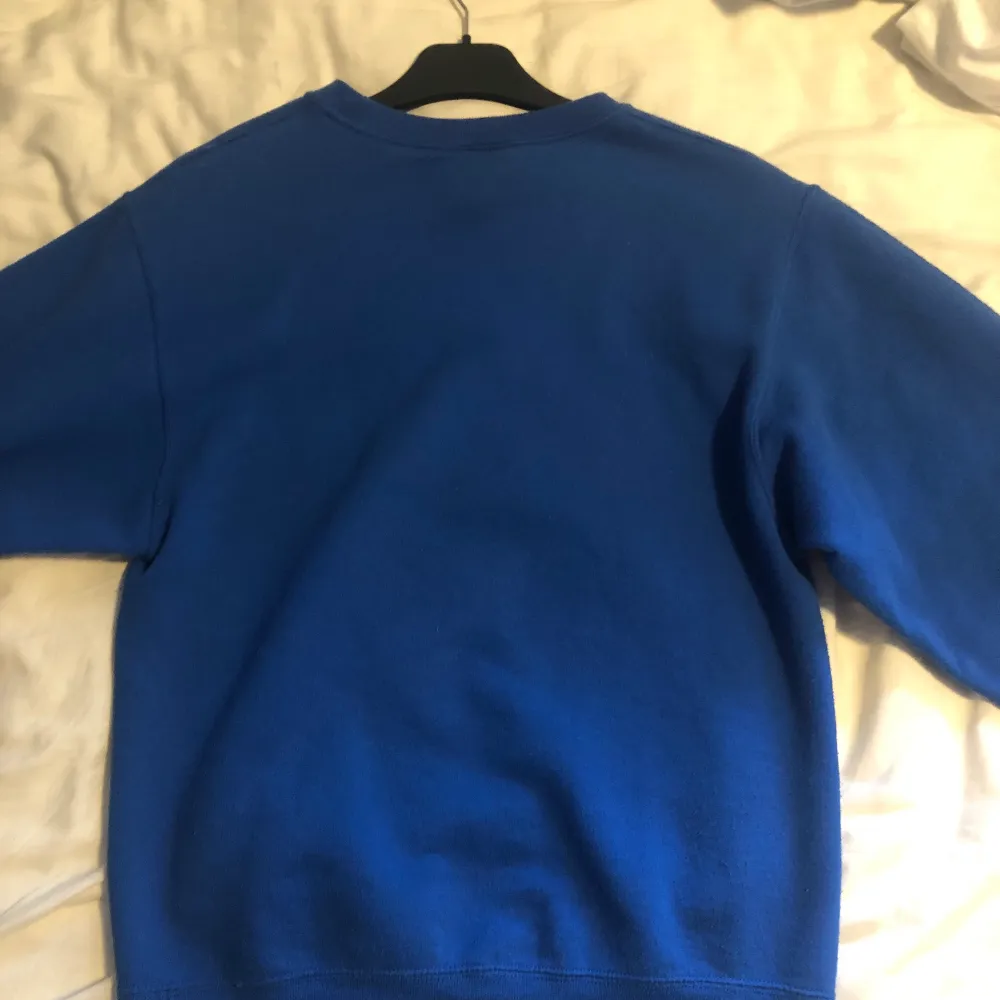 En blå sweatshirt från Golf Wang(Tyler, the Creators märke). Bara använt någon gång och är i väldigt bra skick. Storlek S. Nypris 800 kr säljer för 399. Öppen för bud. Tröjor & Koftor.