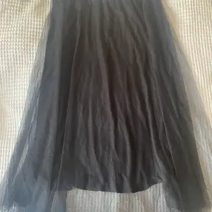 Svart kjol med två lager. Nyskick💗