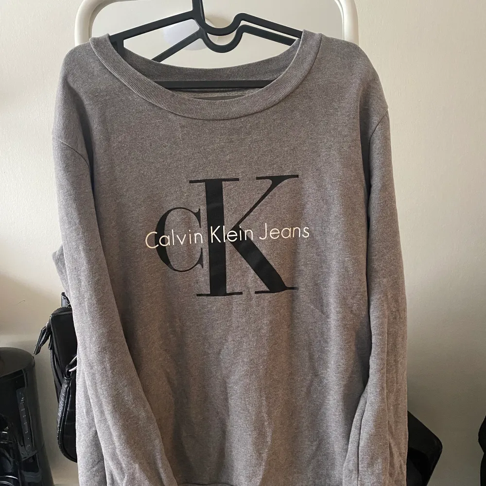Grå sweatshirt från Calvin Klein, bra skick. Använd ett fåtal gånger. . Tröjor & Koftor.