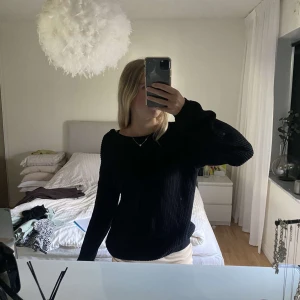 Tröja - Tröja från NA-KD. I färgen svart. Låg i ryggen. I storlek XS. Använd sparsamt. I fint skick. Nypris: 349kr Mitt pris: 100kr Vid en snabb affär kan priset diskuteras 💸 Kan mötas i Tyresö eller skickas. Frakt kan tillkomma! 