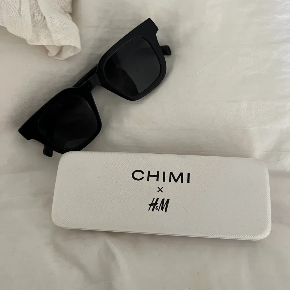 Solglasögon som jag knappt använt. Köpta från h&m men i collab med chimi. Box följer såklart med. 66kr i frakt som köparen står för💗. Accessoarer.