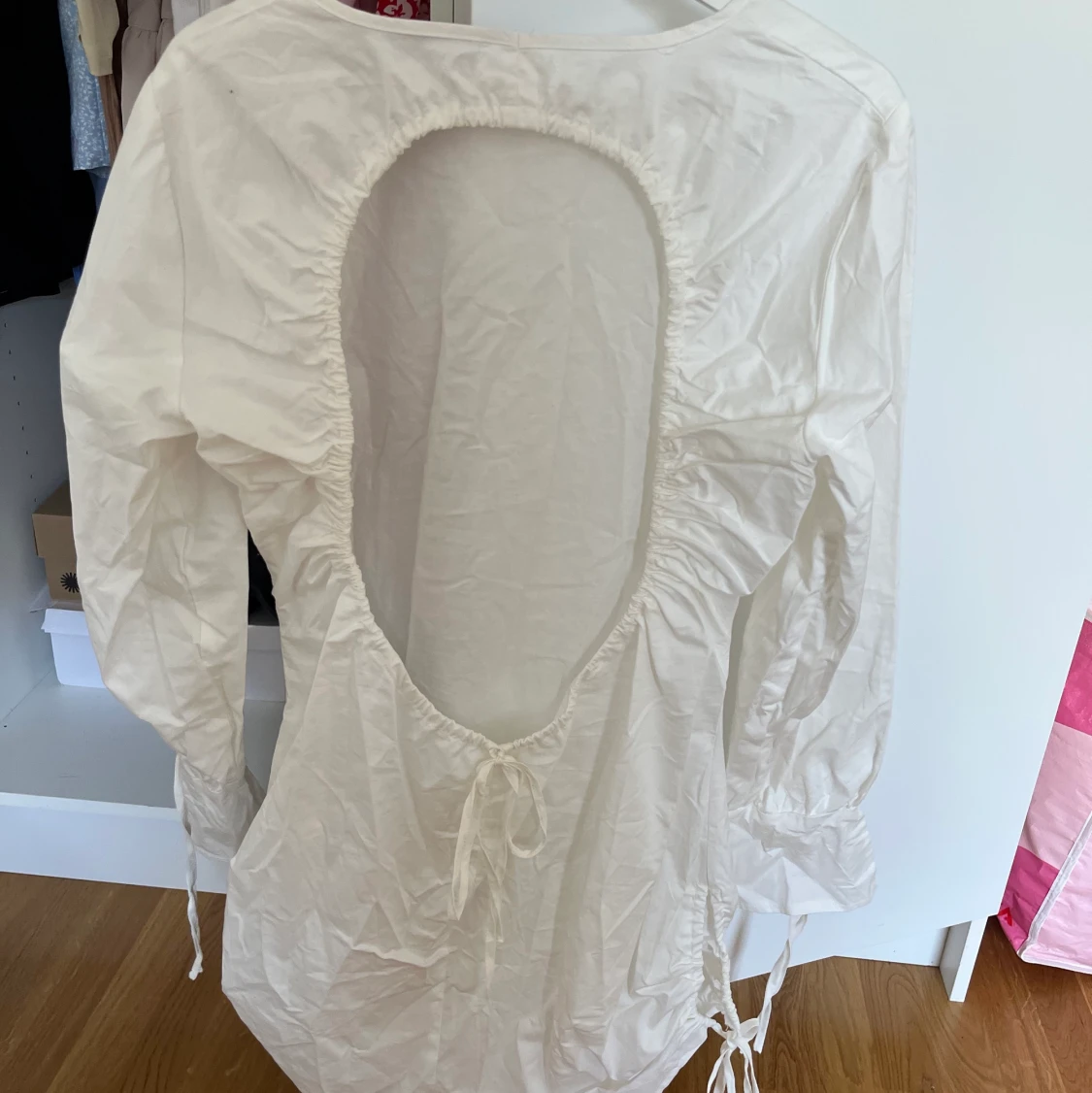 Vit långärmad klänning  - 91