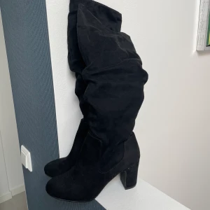 Svarta stövlar / boots - Säljer dessa otroliga stövlarna från Bullboxer som är i nyckick då de tyvärr inte kommer till användning. De går till knäna på mig som är 168 cm, men går också att dra ner då de sitter ganska löst runt benet. Klacken är 7 cm :) 