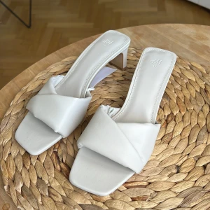 Sandaler med klack - Oanvända med lapp kvar, storlek 39.  Möts i Stockholm/Fraktar