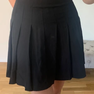 Svart tenniskjol i stl S - Svart tenniskjol i stl S