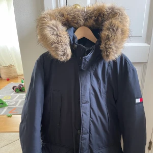 Tommy hilfiger - Riktigt Varm jacka ifrån TH! Passar M-L!  Ny skick. Nypris 5599