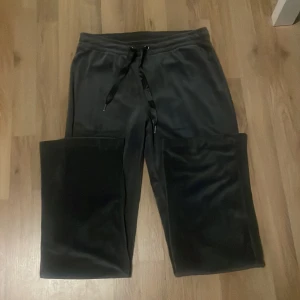 Mjukis - Hej, säljer ett par Gina mjukis sett ny skick i färg grå! Båda är i bra skick!🫶🏼