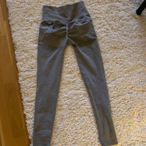 Grå gymtights - (Tredje bilden är lånad) grå gymtights i bra skick med scrunch i rumpan, formar kroppen fint💕 