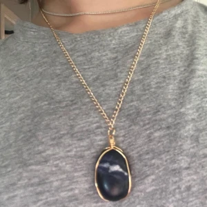 Halsband sodalit - Pläterad guldkedja med berlock av sodalit.