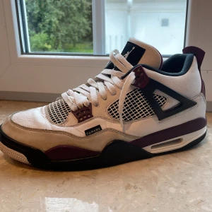 Air Jordan 4 ”PSG” - Låda kommer med. Använda ganska mycket men nyligen rengjorda. Storlek 46 fråga gärna om extra bilder