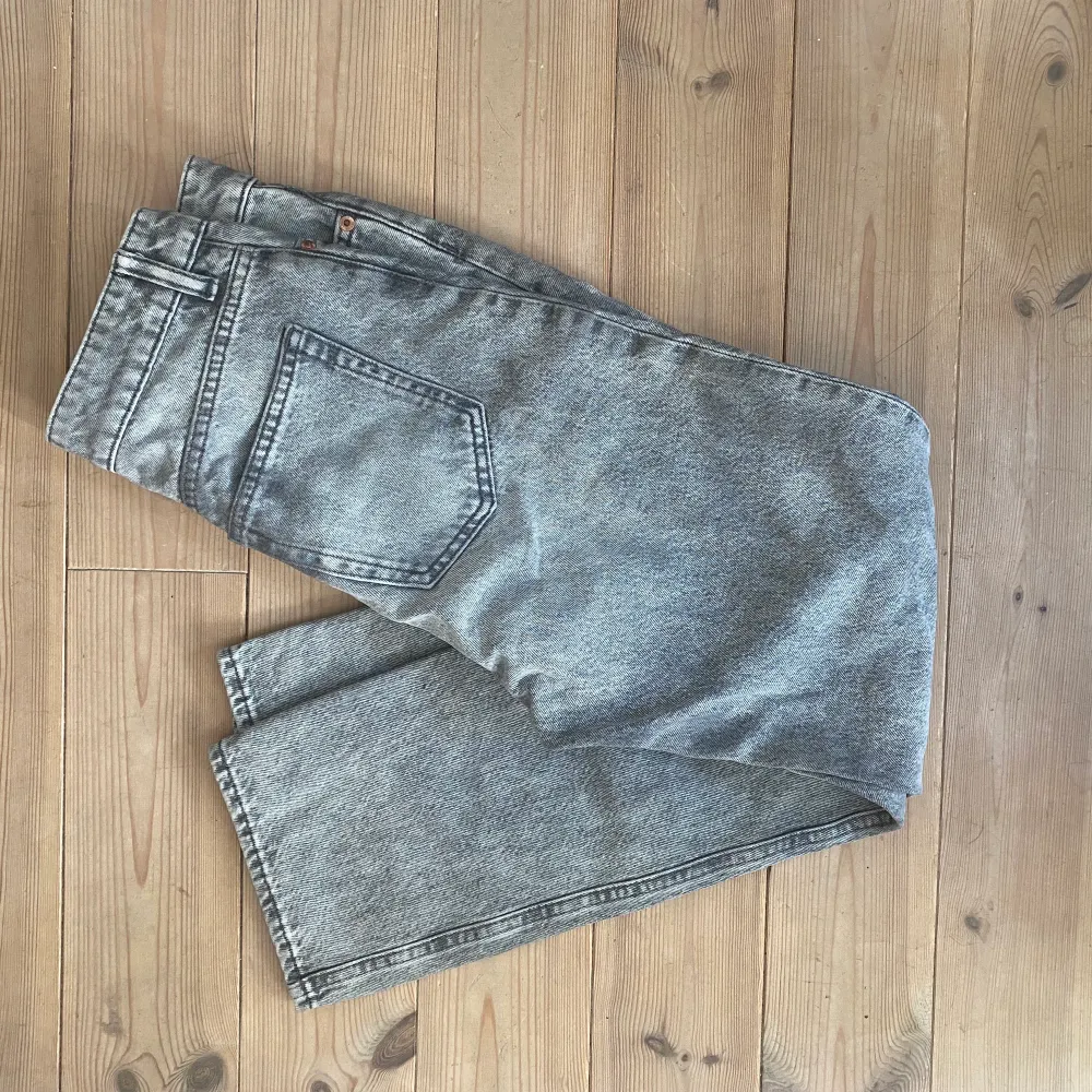Gråa straight high ankle jeans från H&M i storlek 34. Nypris 349kr 🖤 Frakt 59kr #jeans #byxor #slitningar #grå #gråa #högmidjade #mumjeans. Jeans & Byxor.