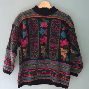 Unik stickad tröja - Tjock stickad tröja i fina mönster. Använd men i gott skick.