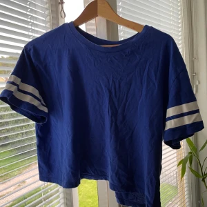 Crop top M - En fin marin blå crop top i storlek M snyggt till allt! Sitter perfekt i modellen!